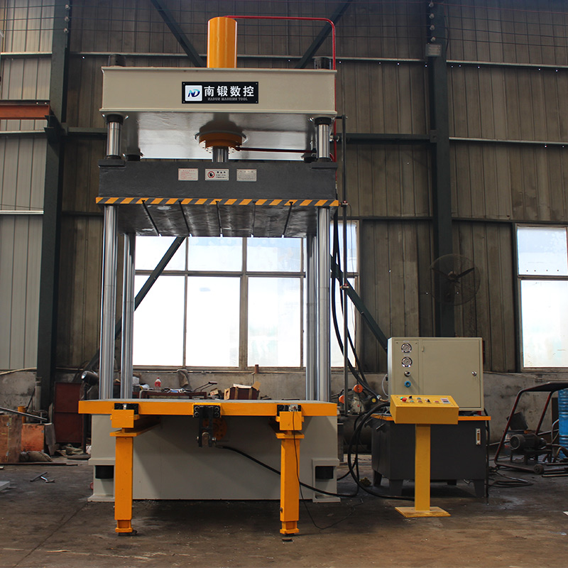 100噸移動(dòng)工作臺(tái)三梁四柱油壓機(jī)