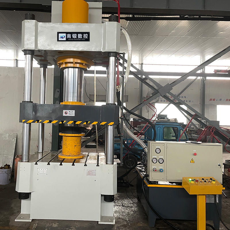 200噸三梁四柱油壓機