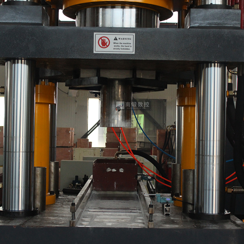 滕州500噸牛羊舔磚粉末成型油壓機5-10公斤鹽磚機