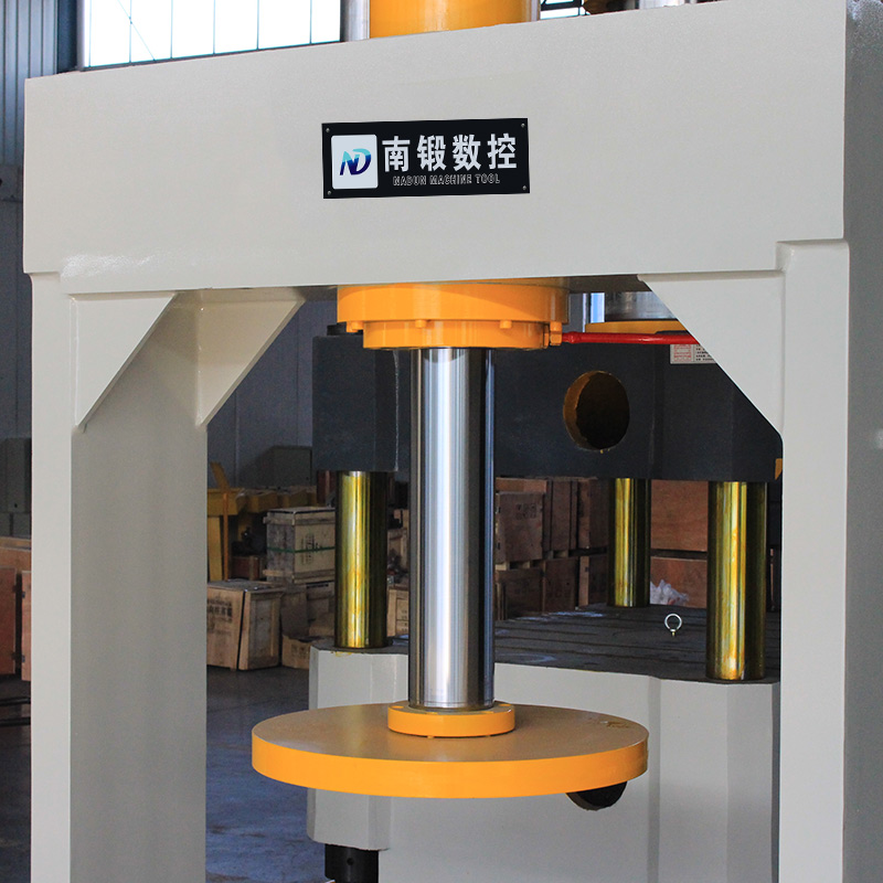 滕州100噸工程車實(shí)心輪胎壓胎機(jī)100噸龍門液壓機(jī)