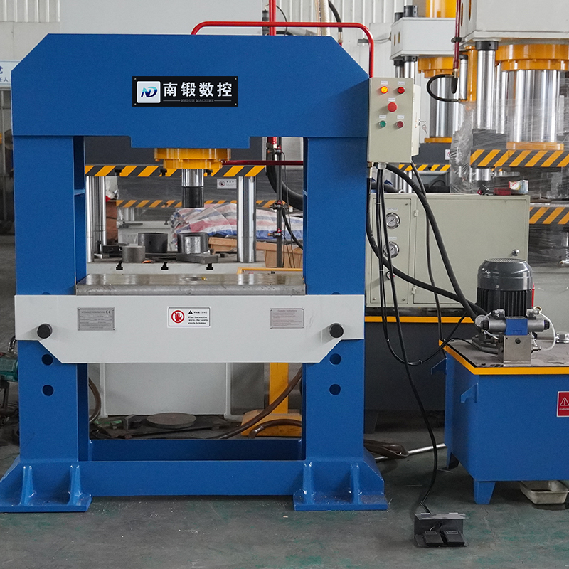 200噸龍門油壓機 機械行業的拆裝成型校直拉伸鈑金成型的壓制工作 200噸龍門油壓機 機械行業的拆裝成型校直拉伸鈑金成型的壓制工作