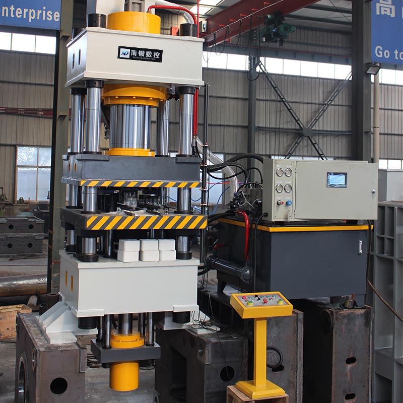 滕州鹽磚機生產廠家 牛羊舔磚液壓機生產廠家 