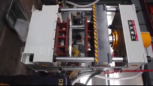 315噸灰斗車?yán)斐尚鸵簤簷C車間試機視頻