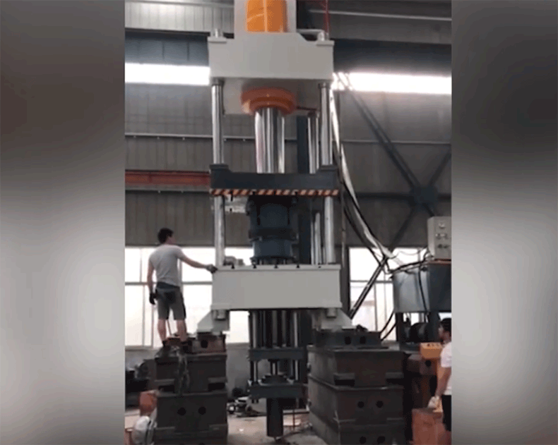 500噸三梁四柱油壓機太陽能內膽拉伸成型