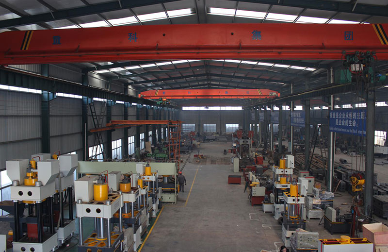 四柱油壓機構成上的須知和上下頂缸區別