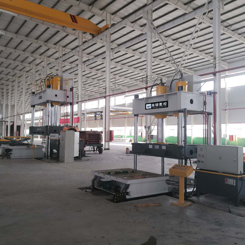 630噸四柱油壓機(jī)帶移動(dòng)工作臺(tái)帶液壓墊液壓機(jī)壓汽車(chē)內(nèi)飾油壓機(jī)