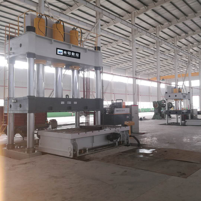 630噸四柱油壓機帶移動工作臺帶液壓墊液壓機壓汽車內飾油壓機