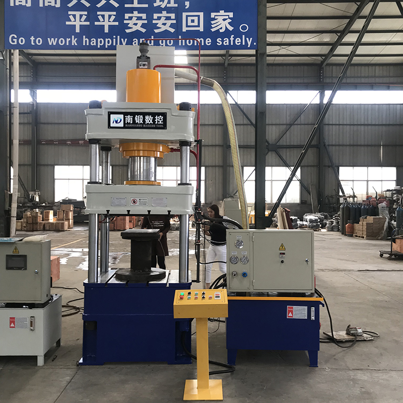 滕州廠家200噸兒童拼圖深壓紋熱壓機(jī)木質(zhì)拼圖益智玩具油壓機(jī)