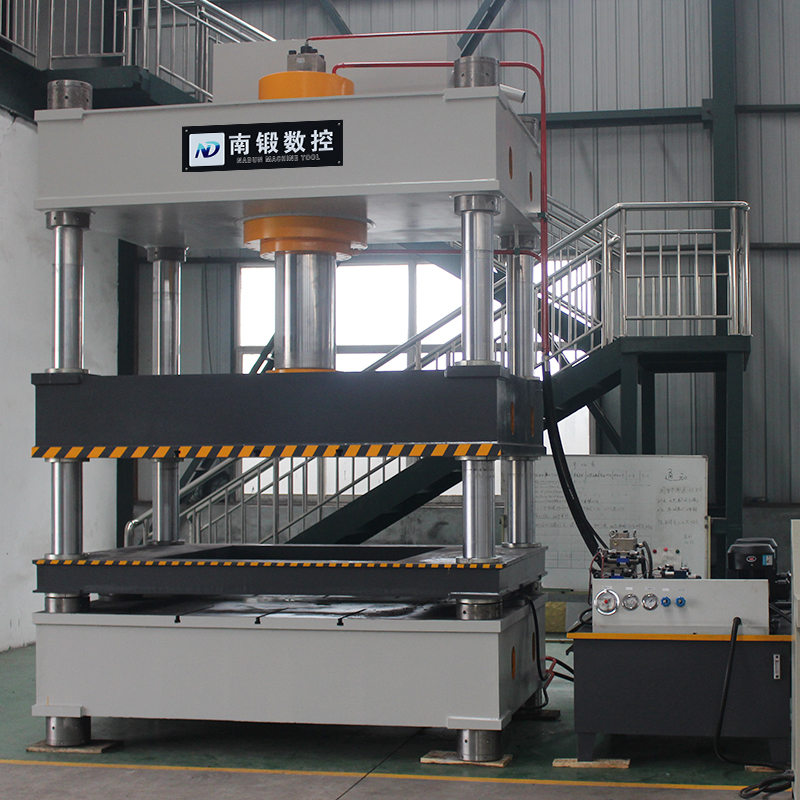 石英石水槽用多少噸油壓機設備生產出來的？