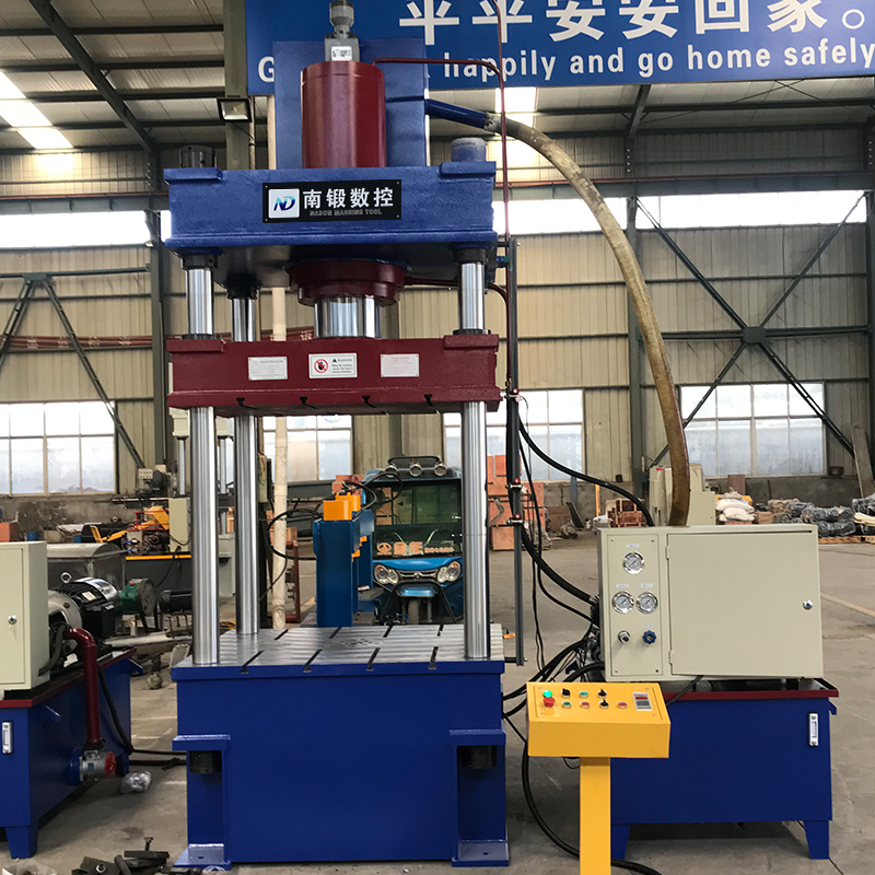 315噸汽車內置水箱蓋板拉伸油壓機使用效果？