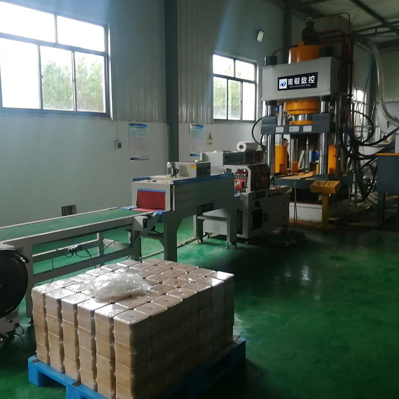 800噸牛羊舔磚液壓機生產線鹽磚機客戶案例
