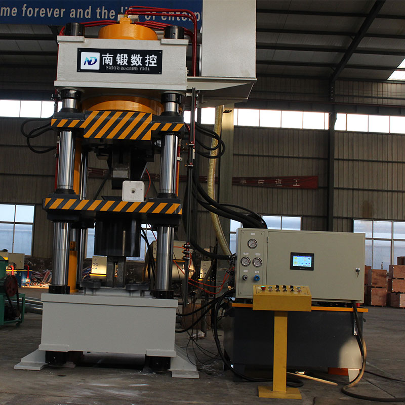 滕州400噸鹽磚機5公斤牛羊舔磚油壓機全自動生產(chǎn)線壓力機