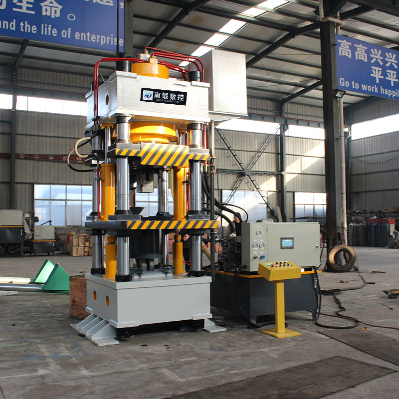 滕州400噸鹽磚機5公斤牛羊舔磚油壓機全自動生產(chǎn)線壓力機