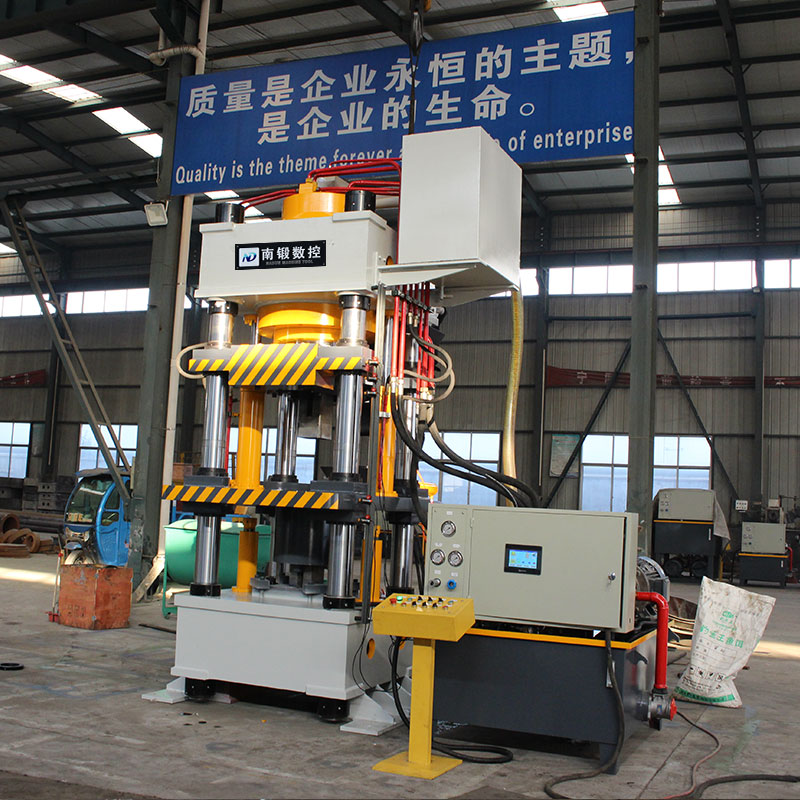 滕州400噸鹽磚機5公斤牛羊舔磚油壓機全自動生產(chǎn)線壓力機