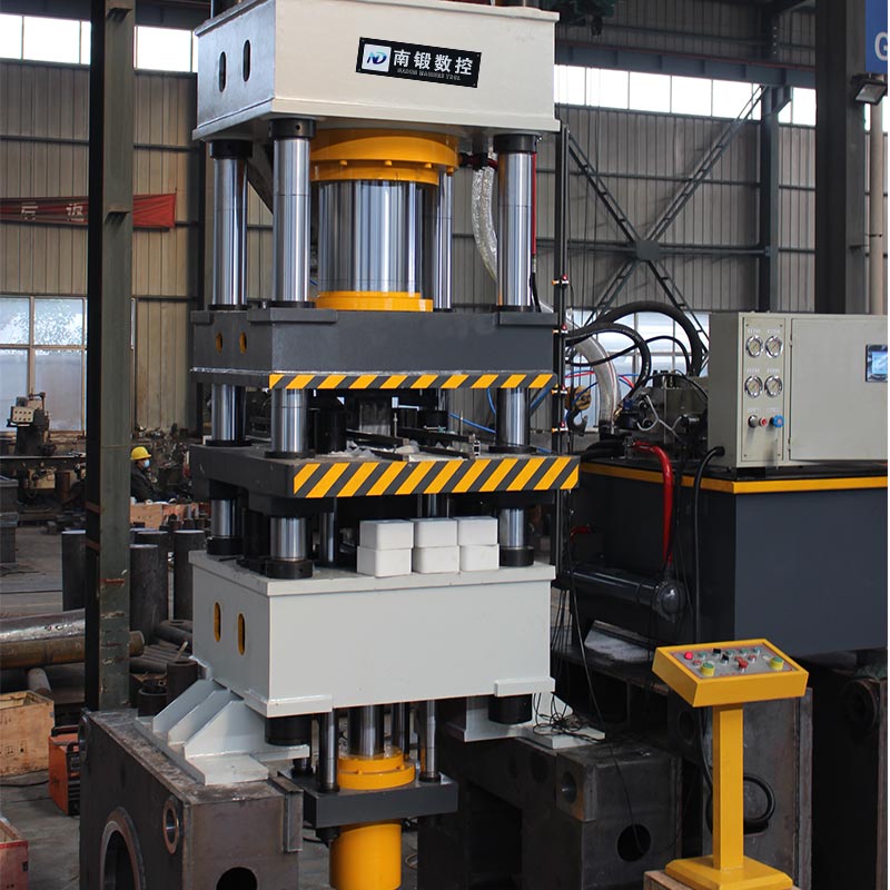 400噸鹽磚機(jī)5公斤牛羊舔磚液壓機(jī)