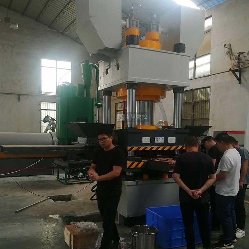 魚餌壓塊機(jī)630噸雙色魚餌塊成型油壓機(jī)