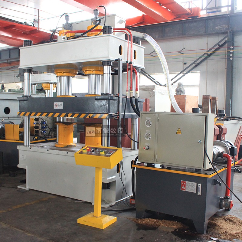 滕州315噸雙缸大臺(tái)面三梁四柱式油壓機(jī)帶下頂缸四柱液壓機(jī)